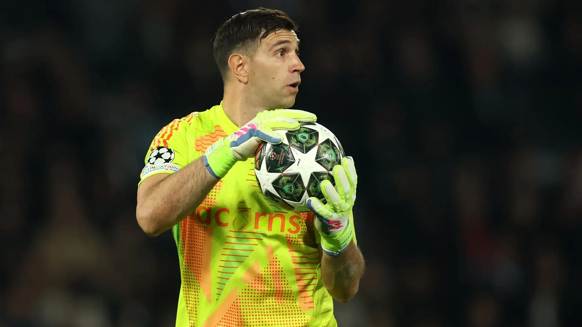 Man Utd Explore Swap Deal for Emi Martinez Amid Onana Injury